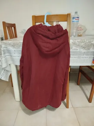 Cazadora roja con capucha para mujer