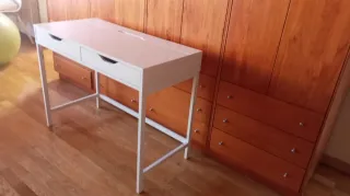 Mesa de estudio blanca con cajones