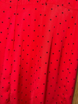 Vestido midi rojo con lunares negros