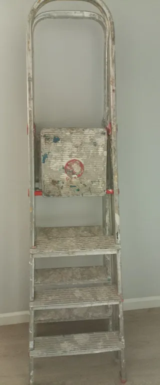 Escalera de 4 peldaños para obras