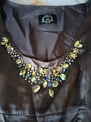 Vestido Globe castanho adornado com pedrarias