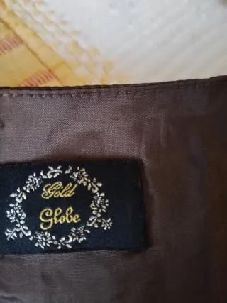 Vestido Globe castanho adornado com pedrarias
