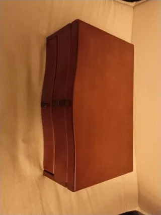 Joyero de madera marrón