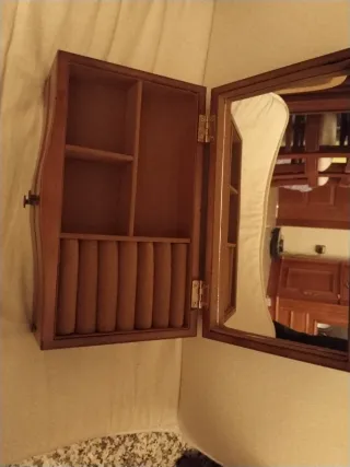 Joyero de madera marrón