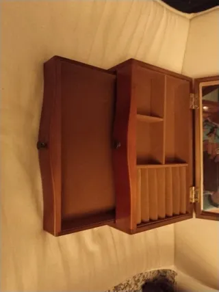 Joyero de madera marrón