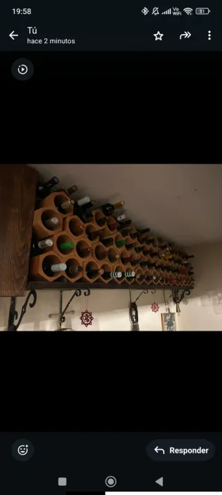 Botellero de terracota y madera