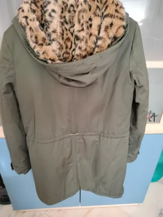 Abrigo Zara verde con capucha