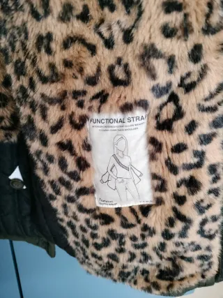 Abrigo Zara verde con capucha