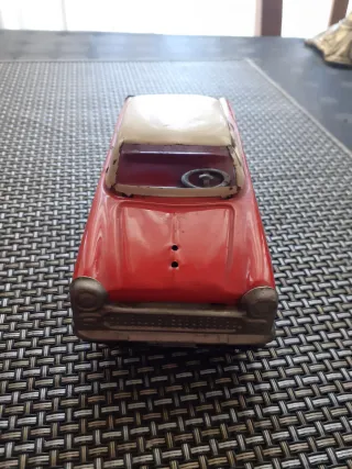 Coche antiguo de hojalata rojo