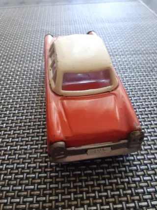 Coche antiguo de hojalata rojo