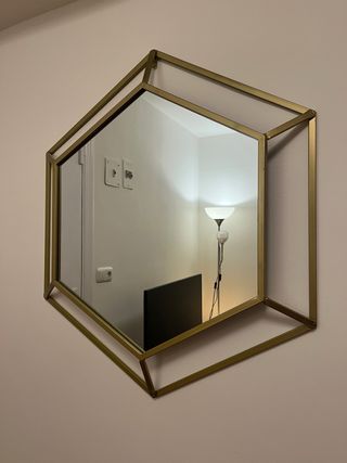 Espejo hexagonal dorado