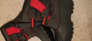 Botas de nieve negras y rojas y guantes (17-18 cm)