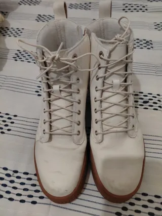 Botas brancas com sola castanha