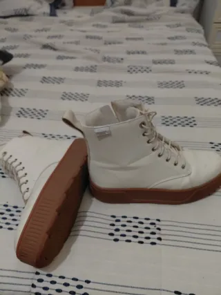 Botas brancas com sola castanha