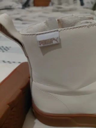 Botas brancas com sola castanha