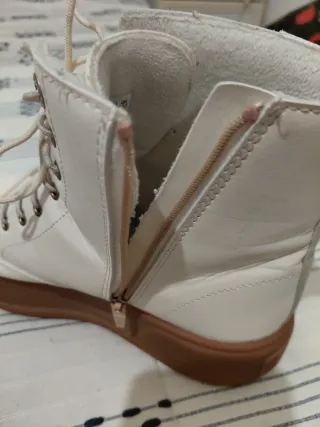 Botas brancas com sola castanha