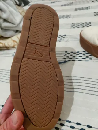 Botas brancas com sola castanha