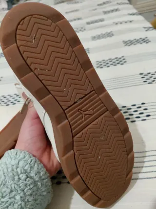 Botas brancas com sola castanha