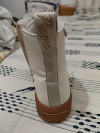 Botas brancas com sola castanha