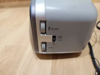 Reloj despertador Aiwa con radio FM