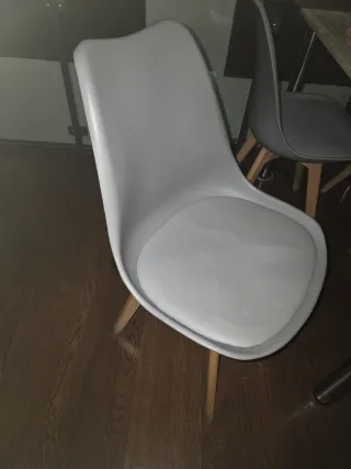 Sillas de plástico y madera