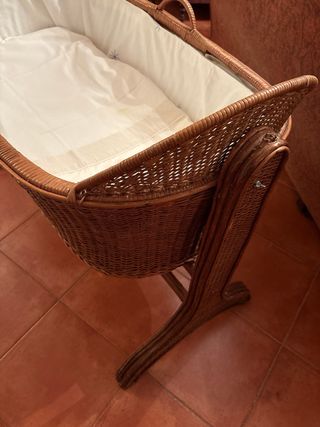 Cuna de mimbre para bebé