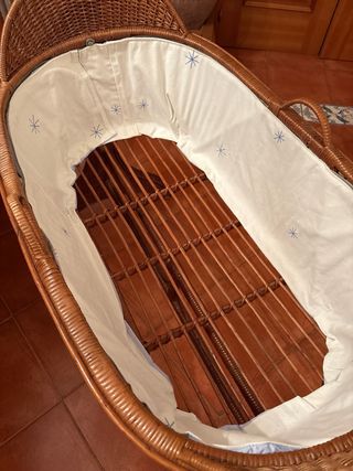 Cuna de mimbre para bebé