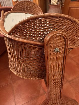 Cuna de mimbre para bebé