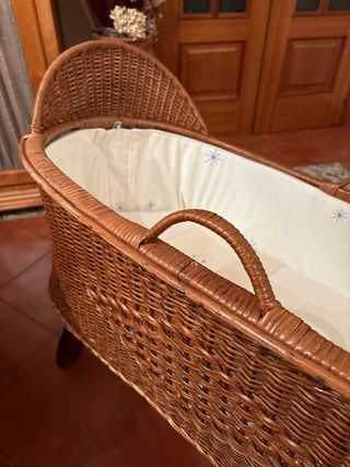 Cuna de mimbre para bebé