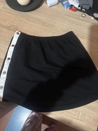 Falda negra talla L con botones blancos