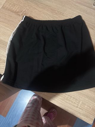 Falda negra talla L con botones blancos