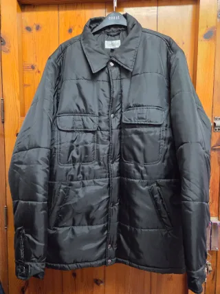 Abrigo negro acolchado