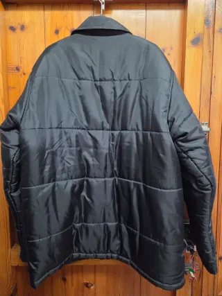 Abrigo negro acolchado