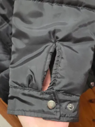 Abrigo negro acolchado