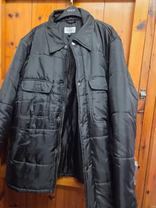 Abrigo negro acolchado