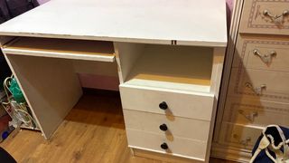 Escritorio blanco con cajones