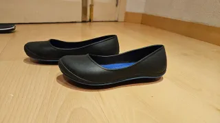 Manoletinas Crocs Negras y azules