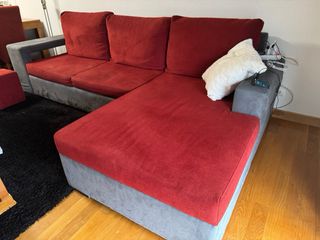 Sofá modular gris y rojo