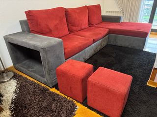 Sofá modular gris y rojo
