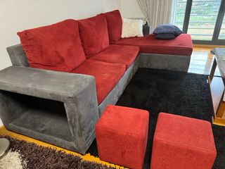 Sofá modular gris y rojo