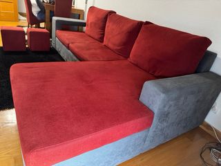 Sofá modular gris y rojo