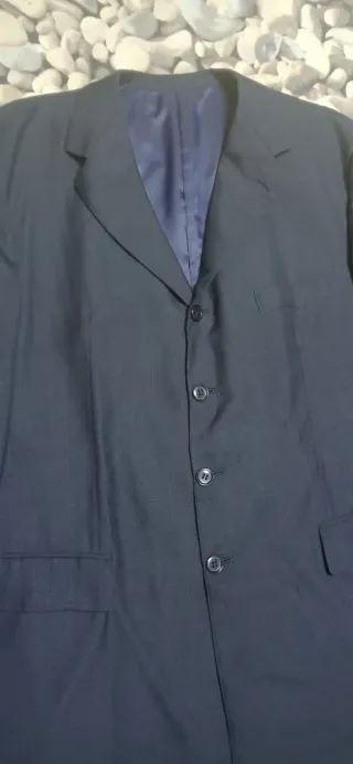 Traje de novio azul con chaleco