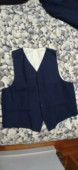 Traje de novio azul con chaleco