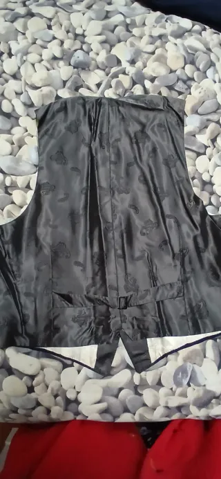 Traje de novio azul con chaleco