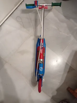 Patinete infantil azul y rojo