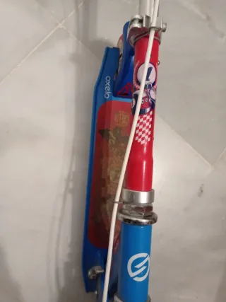 Patinete infantil azul y rojo