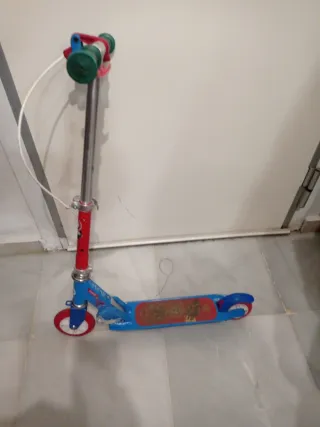 Patinete infantil azul y rojo