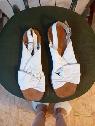 Sandalias blancas y marrones