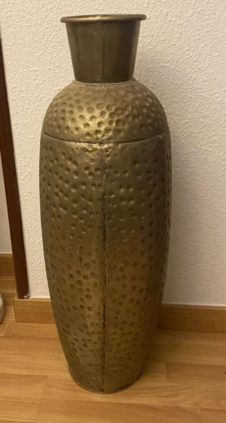 Jarrón metálico dorado grande