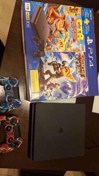 PS4 Slim 1TB Negra + colección de juegos